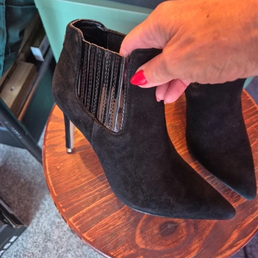 Chic Black Heeled Boots
